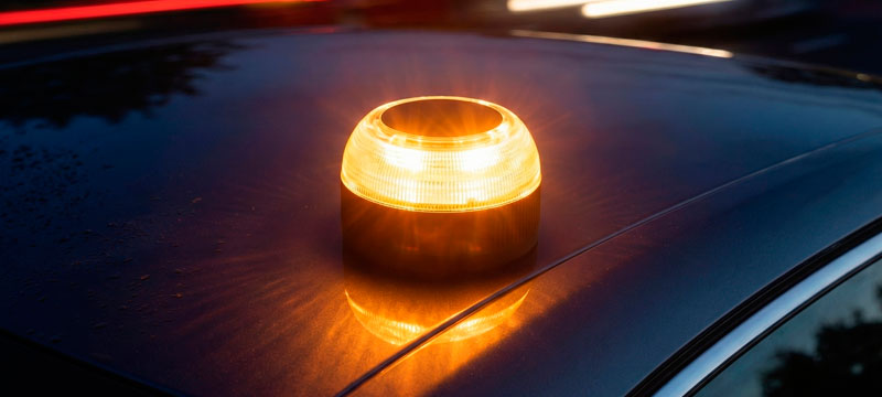 Balizas V16 y coches con recambios de desguace: Guía 2026